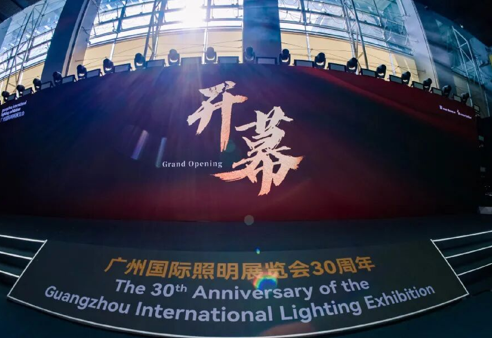 首日聚焦｜ag亚游电源光亚展现场热力全开，技术实力尽显锋芒